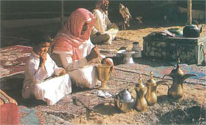 طحن القهوة في الهاون النحاسي