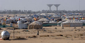 يجب ترك مسافة بين كل مخيم وآخر لا تقل عن (200م) بما يتيح الحد المطلوب للخصـوصية فـي المخيمـــات المجاورة