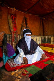 أحد رجال الطوارق جالسا في خيمته- تصوير منصور الصغير