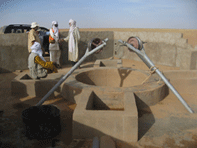 حفر الآبار الجوفية للحصول على المياه في الصحراء